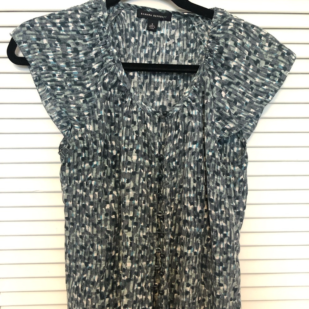 Banana Republic cap sleeve button-down blouse. Matching blue round buttons